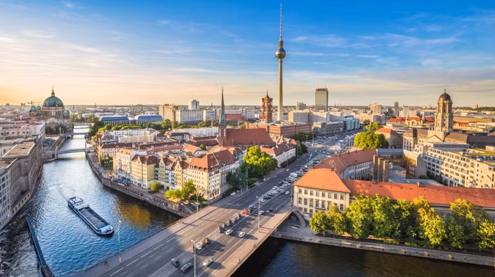 Đức xếp vị trứ 5 với 9,7 nghìn tỷ USD, không thay đổi so với 10 năm trước. Ảnh: BookMundi.