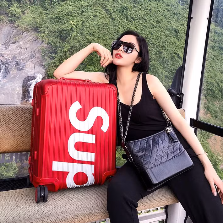 Đăng quang Hoa hậu Việt Nam 2014, Kỳ Duyên là một trong những người đẹp thường xuyên xuất hiện với những món đồ hàng hiệu đắt tiền. Ảnh: Zing.