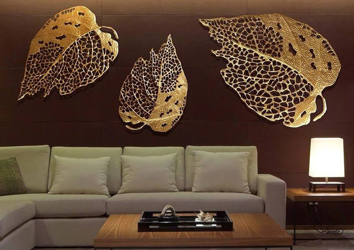 Sau đó chiếc lá sẽ được chuyển sang gắn cuống kim loại. Bước cuối cùng là chuyển sang công đoạn mạ vàng. Ảnh: FB Hakota Home.