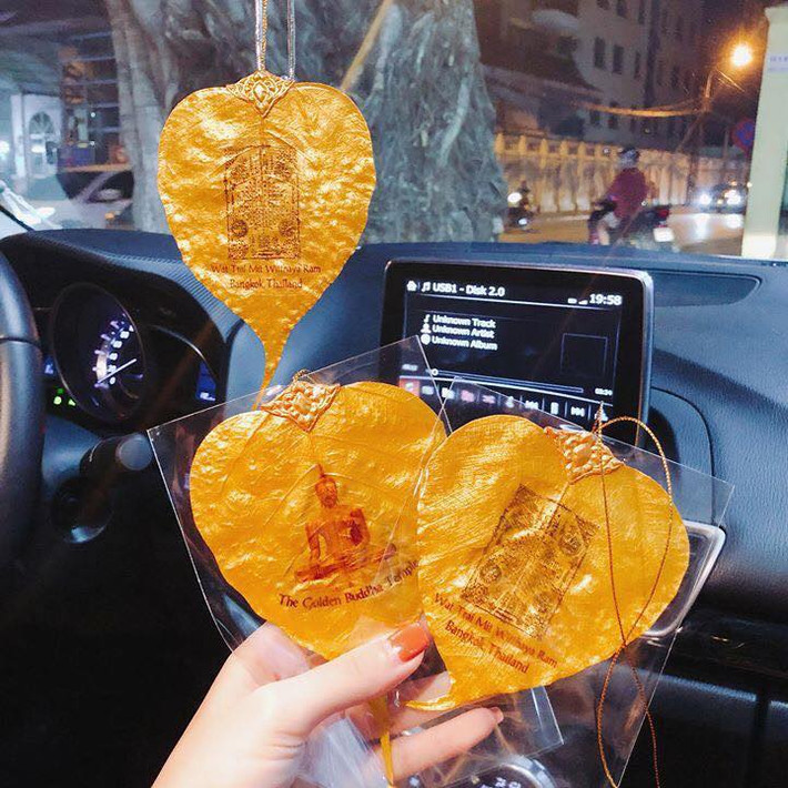 Nhiều bạn trẻ mua lá bồ đề mạ vàng để làm quà tặng hoặc trang trí. Ảnh: Ly Trang Đặng.