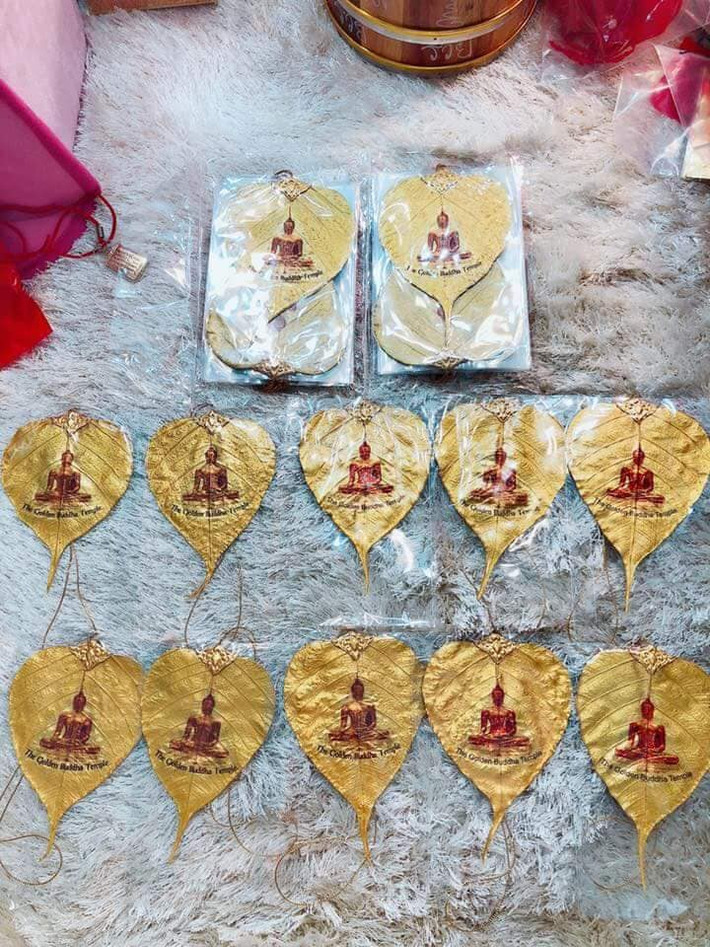 Thời gian gần đây, giới trẻ phát cuồng với một mặt hàng lá bồ đề dát vàng bán tràn lan trên chợ mạng. Ảnh: FB Mỹ Dung Trần.