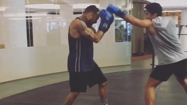 Không chỉ thích bóng đá, bơi lội, chàng hoàng tử 9X còn học boxing. Nguồn ảnh: BI.