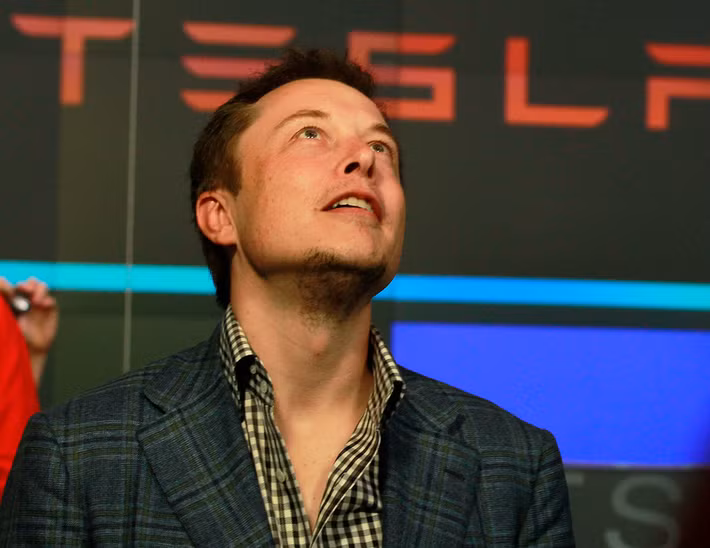  Tỷ phú Elon Musk là một nhà phát minh, doanh nhân, tỉ phú người Mỹ. Ông được biết đến với tư cách người sáng lập SpaceX và đồng sáng lập Tesla Motors và PayPal.