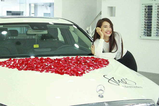 Nhã Phương luôn rạng rỡ bên chiếc xe sang trọng và biểu tượng hoa hồng kết hình trái tim. Ảnh: Zing.