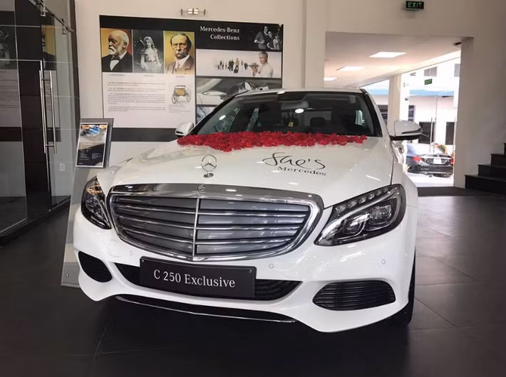 Trong ngày nhận xe, Trường Giang còn cố tình viết chữ “She’s” và kết hoa thành hình trái tim để thể hiện tình cảm. Ảnh: Saostar.