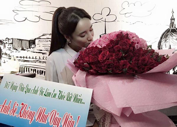 Ngoài bó hoa "khủng" dịp kỉ niệm 1 năm yêu nhau, Trường Giang còn kèm theo tấm biển có dòng chữ: "365 ngày vừa qua anh đã làm em khóc rất nhiều... Anh sẽ không như vậy nữa!". Ảnh: Nguoihanoi.