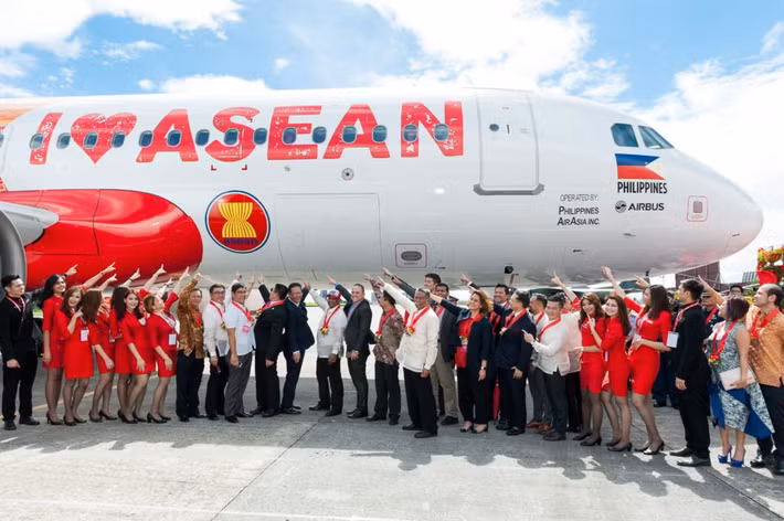 Năm 2003, AirAsia mở chuyến bay quốc tế đầu tiên tới Bangkok (Thái Lan). Singapore và Indonesia trở thành những điểm đến tiếp theo. Ảnh: Inquirer Business.