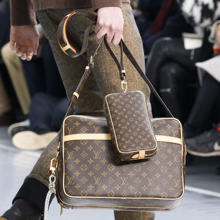 Thông thường phải mất khoảng một tuần mới có thể để tạo ra một chiếc túi Louis Vuitton.