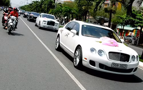 Bà Hiền từng bạo tay tổ chức màn rước dâu cho đám cưới của con trai bằng cả dàn siêu xe, có những chiếc giá trị lên đến hàng triệu USD. Ảnh: Giadinhxahoi.