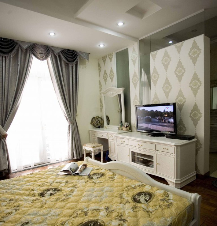 Phòng ngủ sang trọng với gam màu trắng - vàng.