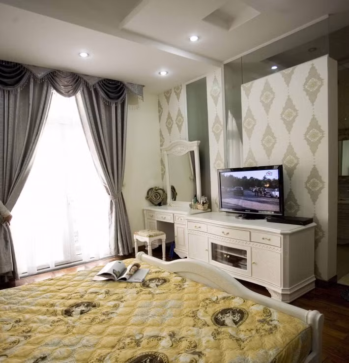 Phòng ngủ sang trọng với gam màu trắng - vàng.