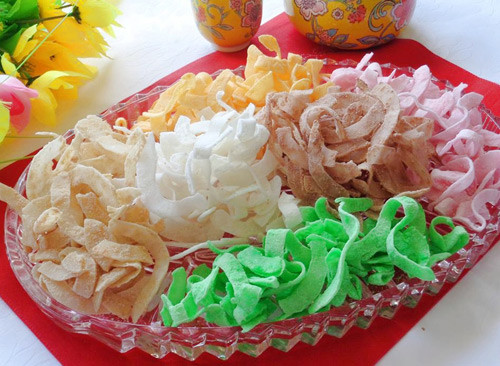 Mứt tết ngâm hóa chất cũng là vấn đề vệ sinh an toàn thực phẩm khiến nhiều người lo ngại. Khi mua nên chọn mứt có màu nhạt, độ ẩm thấp. Các sản phẩm mứt có độ ẩm 8-9% thì khả năng sử dụng hóa chất bảo quản sẽ nhiều hơn. Ảnh: Internet.