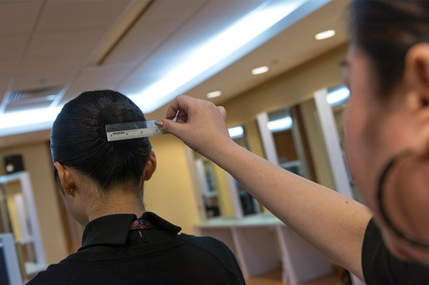 Các cô gái phải đội tóc theo một trong 3 kiểu quy định: bob, búi và búi con sò.