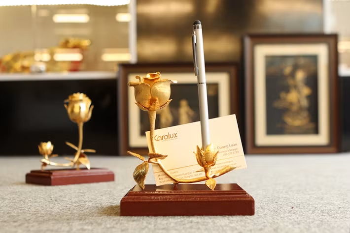 Từ khâu tạo mẫu, tạo sáp, tạo kiểu và dáng như một bông hoa hồng thật và cuối cùng là công đoạn phủ vàng. Ảnh: Karalux.