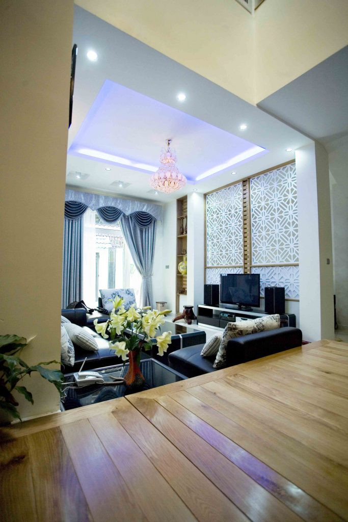 Tầng 1 bao gồm các khu vực phòng khách, bếp và phòng ăn có sảnh phụ ra ngoài.