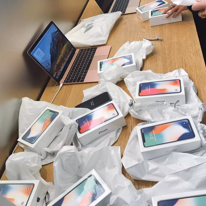 Với nhà giàu, việc chọn một chiếc iPhone X để dùng cũng khó. Ảnh: Richkids.
