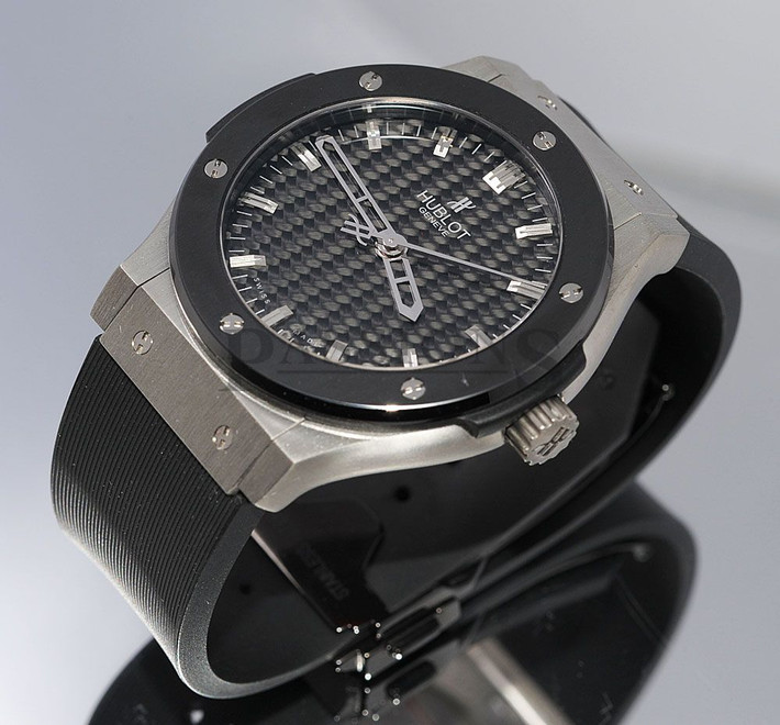 Chiếc đồng hồ được làm bằng Zirconium (Vàng màu), có khả năng tự lên dây cót và chịu nước ở khoảng cách 50m. Ảnh: Passions Watch.