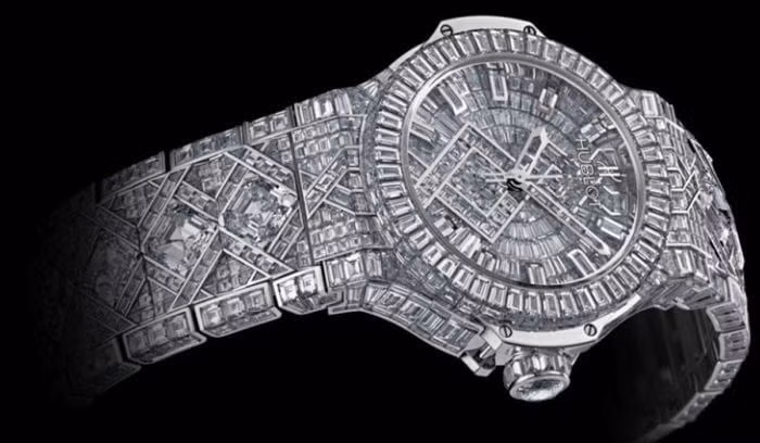 Một số mẫu đồng hồ của Hublot đã trở thành thiết kế kinh điển trong thế giới đồng hồ. Trong ảnh là chiếc đồng hồ Hublot 5 triệu USD với kim cương đính kín toàn bộ bề mặt vỏ và dây. Ảnh: Erawatch.