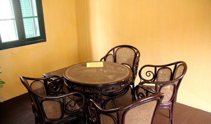 Phòng ngoài rộng hơn kê bộ bàn ghế mây, là nơi Bác Hồ thường xuyên họp bàn với Ban Thường vụ TƯ Đảng. Ảnh: Vietnamnet.