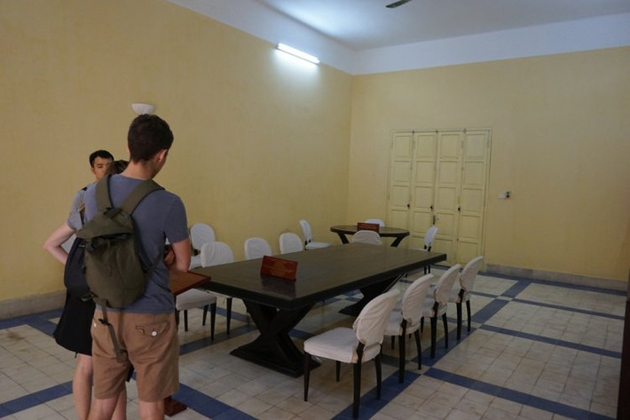 Trên tầng 2 nơi làm việc của Chủ tịch Hồ Chí Minh và Thường vụ Trung ương Đảng được giữ nguyên nội thất. Tầng ba của ngôi nhà là phòng truyền thống và nơi dâng hương. Ảnh: Saostar.