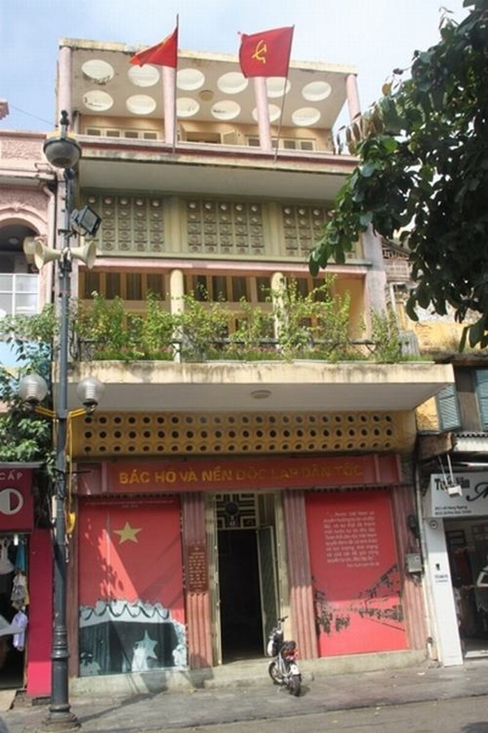 Nằm trong trung tâm buôn bán sầm uất và thông ra mặt phố Hàng Cân, ngôi nhà 48 Hàng Ngang chạy dài, sâu hun hút theo kiểu nhà ống. Ảnh: Vovworld.