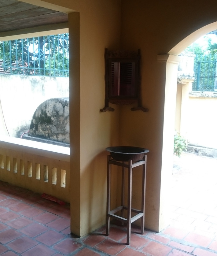 Chiếc gương, chậu rửa mặt - những vật dụng Bác Hồ đã từng dùng đều được lưu giữ như kỷ niệm quý giá. Ảnh: Người đưa tin.