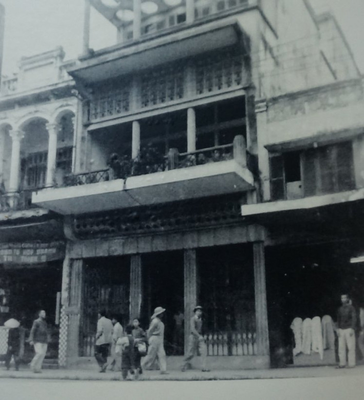 Ngôi nhà số 48 Hàng Ngang (Hà Nội) đi vào lịch sử của dân tộc Việt Nam bởi đây chính là nơi Chủ tịch Hồ Chí Minh viết bản Tuyên ngôn độc lập khai sinh ra nước Việt Nam Dân chủ Cộng hòa. Chủ nhân của ngôi nhà năm xưa là gia đình cụ Trịnh Văn Bô và Hoàng Thị Minh Hồ. Ảnh: Saostar.