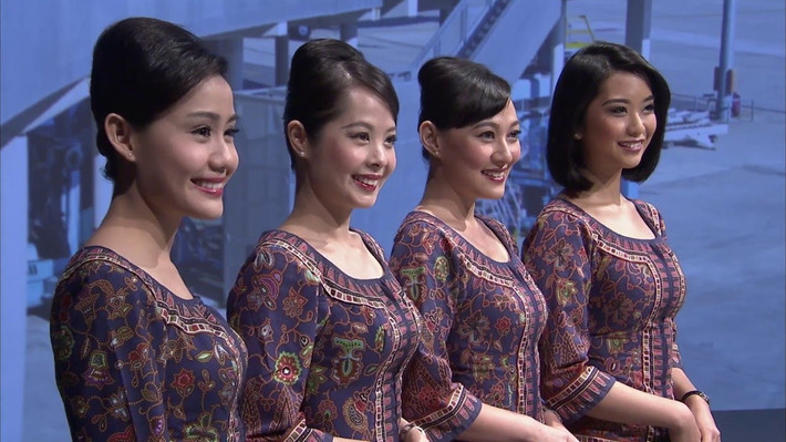 Các tiếp viên của Singapore Airlines không được đánh son môi quá đậm, không sơn móng tay, bông tai không để quá dài, tóc phải đen hoặc nâu đậm và không có điểm nổi bật.