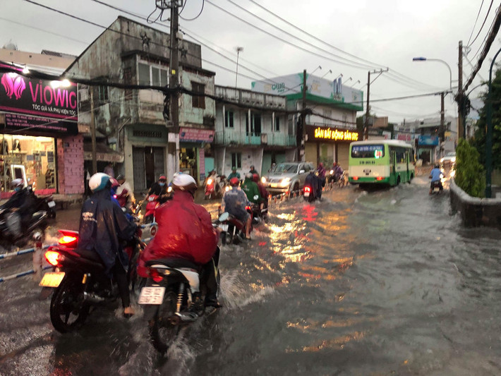 Ảnh ngập nước tại nhiều con phố khác tại TP HCM.