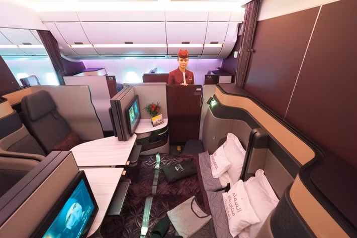 Chỗ ngồi cả vách ngăn tạo thành một phòng ngủ riêng với hai màn hình giải trí bên trong.