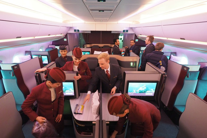 Tất cả ghế ngồi đều được trang bị màn hình giải trí và có vách ngăn để đảm bảo sự riêng tư.