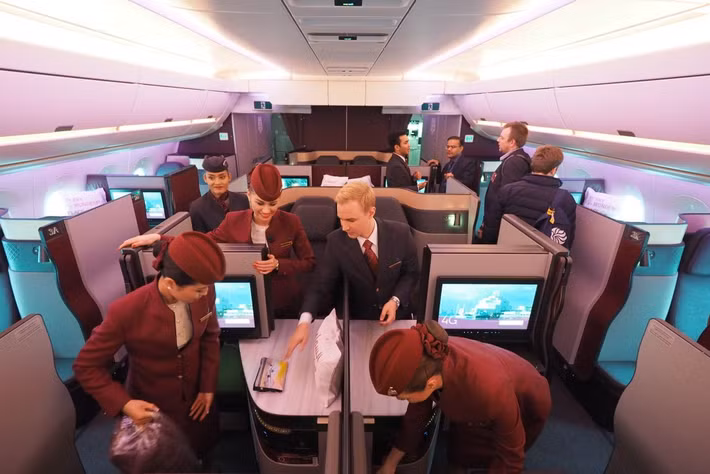 Tất cả ghế ngồi đều được trang bị màn hình giải trí và có vách ngăn để đảm bảo sự riêng tư.