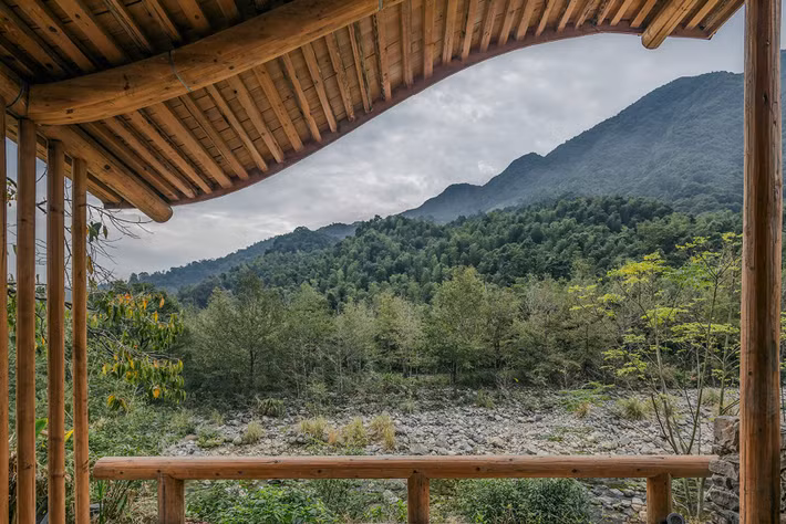 Không gian thư giãn, ngắm cảnh rừng núi.