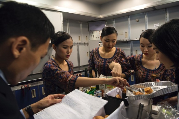 Nổi tiếng thế giới từ đầu thập niên 1970, những cô gái Singapore Girl phải trải qua khóa đào tạo thực sự "khổ luyện".