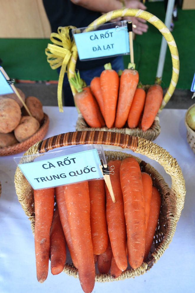 Cũng theo báo Người lao động, tại chợ nông sản Đà Lạt, cà rốt hiện nay lấy từ Trung Quốc về, được hô biến thành giống hàng Đà Lạt cung cấp cho các chủ vựa ở TP HCM và một số tỉnh, thành khác. Ảnh: Zing.