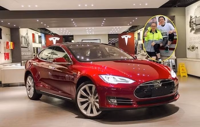 Thiếu gia 9X này chọn cho mình chiếc xe năng lượng mới Telsa P85 có tổng giá trị 1,08 triệu Nhân dân tệ (3,8 tỷ đồng). Ảnh: Xinhua.