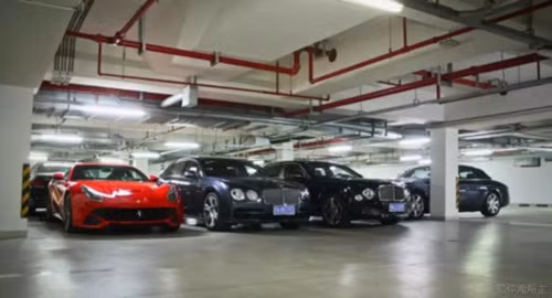 Không chỉ có vậy, Vương Tư Thông còn tuyên bố mua sêu xe nhiều hơn mua rau. Bộ sưu tập xe của chàng trai này không thể vắng mặt những thương hiệu đình đám như Rolls-Royce Phantom, Porsche 918 hay Lamborghini Aventador. Ảnh: DM.