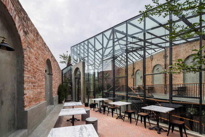 Yếu tố xa xưa cũng được thể hiện thông qua những khúc cây làm ghế nghỉ và bức tường thô mộc bên trong quán cà phê.