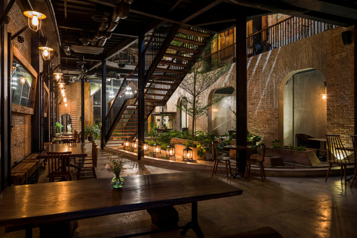 Đằng sau vẻ ngoài khác biệt là không gian tinh tế đến từng chi tiết của quán cà phê độc đáo. Nguồn ảnh: Hiroyuki Oki.