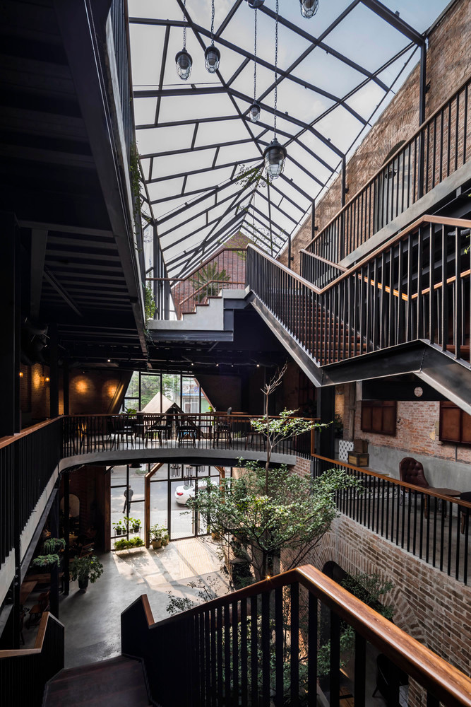 Cầu thang rỗng bằng thép bố trí ở giữa cho cảm giác thoáng đãng và đặc biệt hơn.