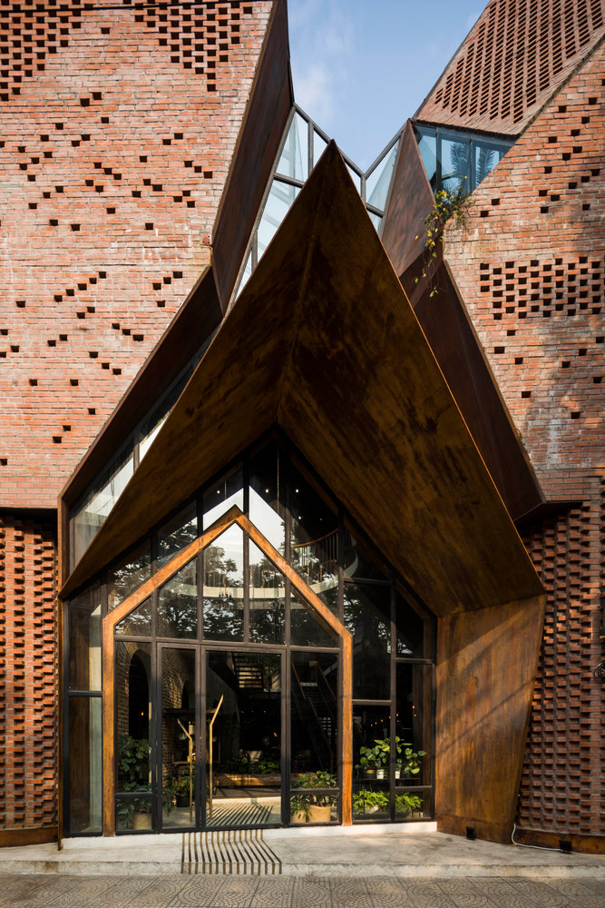 Ý tưởng chiếc khăn mỏ quạ được đưa vào công trình bằng việc sử dụng tấm sắt lớn kết hợp với gạch và kính tạo thành một thể thống nhất..