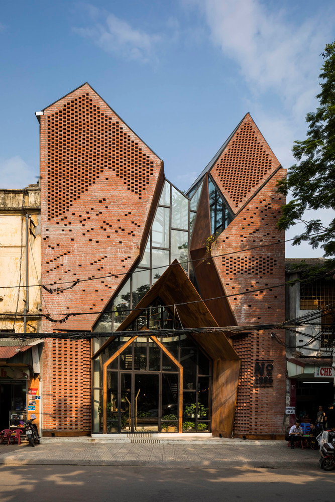 Tọa lạc tại số 33 Đinh Tiên Hoàng (Hồng Bàng, Hải Phòng), quán cà phê No.1986 Coffee &amp; Restaurant khiến người qua đường phải trầm trồ bởi vẻ đẹp khác lạ.