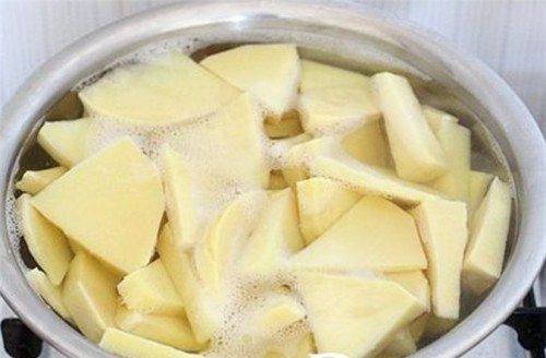 Ngoài ra, khi mua măng về, bà nội trợ nên ngâm măng vào nước gạo để loại bỏ bớt chất độc. Ảnh: Dân Việt.