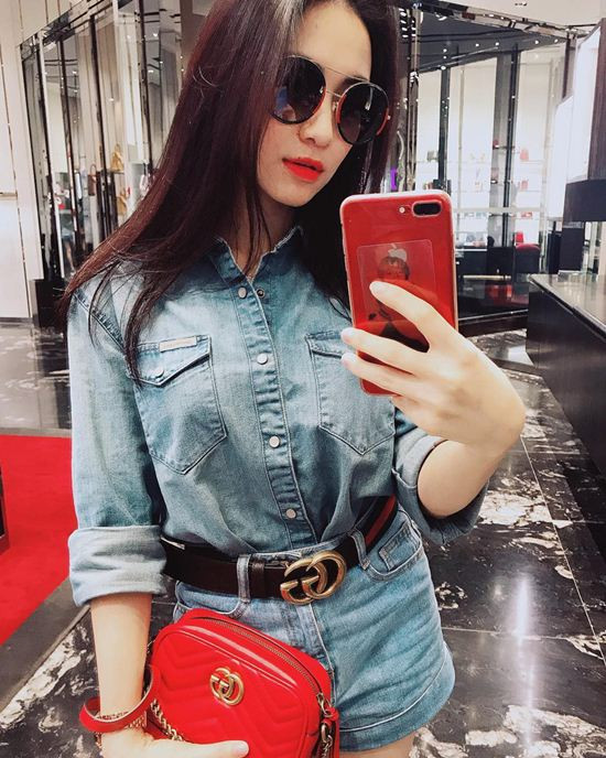 Không chỉ sở hữu nhiều món đồ hiệu, Hòa Minzy còn bám trend cực tốt. Mẫu túi xách gây sốt trên thế giới như GG Marmont Matelassé của Gucci có giá hơn 22 triệu đồng cô cũng nhanh tay sắm 1 chiếc cho kịp thời đại.