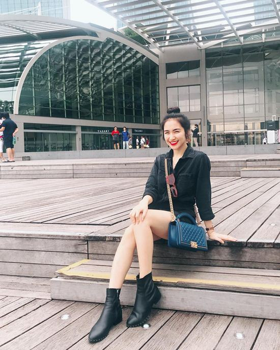 Trang phục street style của Hòa Minzy mang đến vẻ năng động, cá tính cùng những phụ kiện hợp mốt. Mẫu túi xách Chanel Boy huyền thoại mà cô sở hữu có giá thành đắt đỏ khoảng 100 triệu đồng. Cách chọn túi xách với gam xanh tạo điểm nhấn thú vị hơn cho tổng thể set đồ.