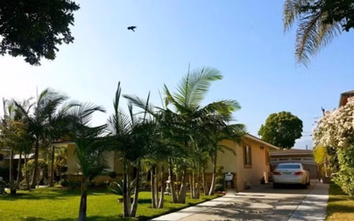 Khác với biệt thự đậm chất Mỹ của Đan Trường, ngôi nhà của nam ca sĩ Quang Lê nằm ở California (Mỹ), có lối kiến trúc đậm chất Việt, trước nhà là thềm cỏ xanh mướt. Ảnh: VOV.