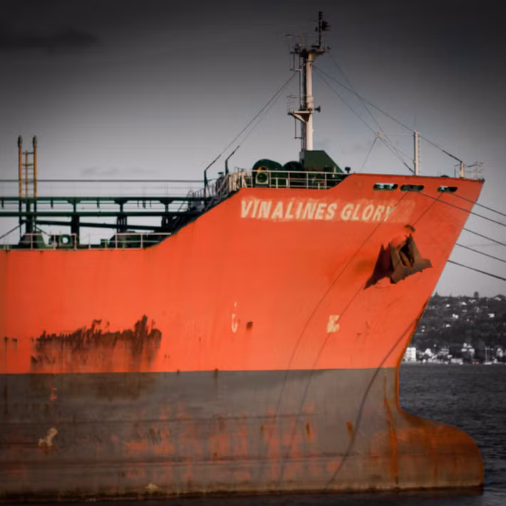 Vinalines Glory được công ty mua năm 2006 giá 873 ty đồng. Tàu này hoạt động khai thác đến cuối năm 2010 lỗ 115,5 tỉ đồng. Ảnh: Norths Photographic.