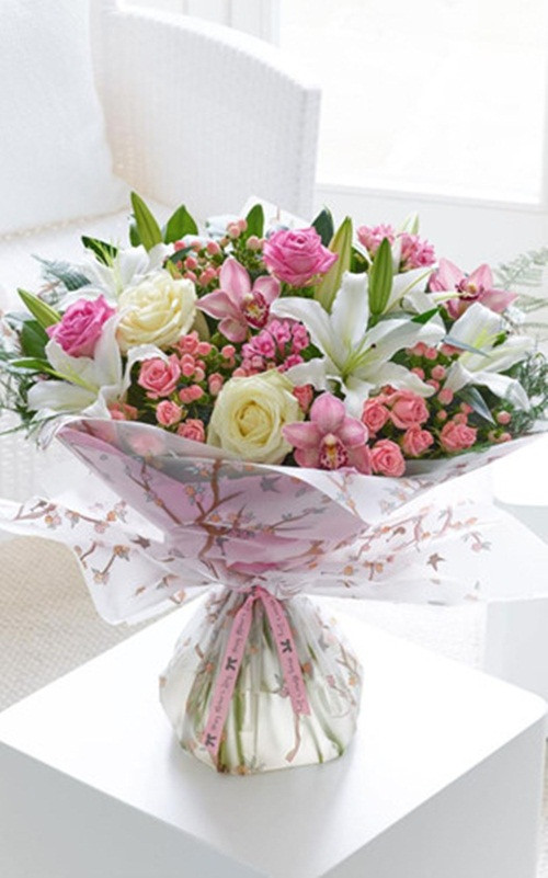 Bó hoa 8/3 sang chảnh 1,8 triệu đồng gồm lan nhí, hoa ly và hồng đại đóa. Ảnh: Telegraph.