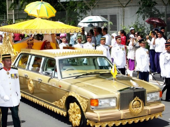 Tổng giá trị bộ sưu tập lên tới 5 tỷ USD. Đáng lưu ý chiếc Rolls-Royce Silver Spur Limo mạ vàng 24k trị giá 14 triệu USD. Ảnh: Limousines.