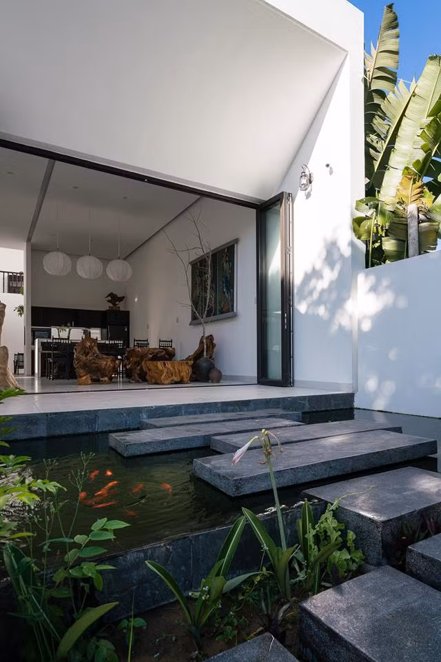 Tiểu cảnh hồ nước phía trước mang đậm kiến trúc truyền thống Việt Nam.